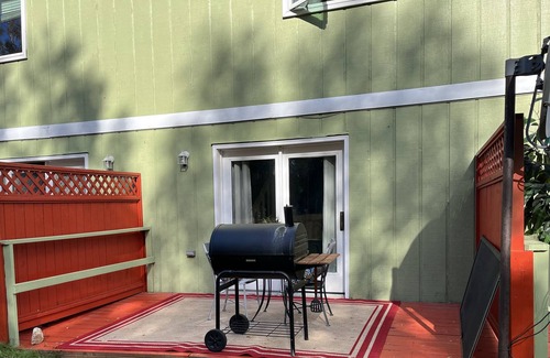 College Apartment | Lovely 2-Bed unit w/ indoor electric fireplace