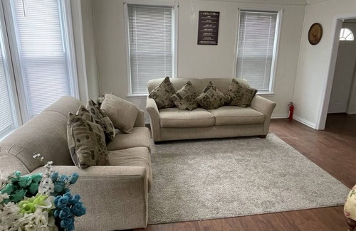 North Attleboro Apartment | Lovely 2 bedroom apartment with parking in the permise