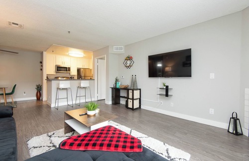 Hollywood Apartment | Lovely 2-bedroom apartment with AC in Los Angeles