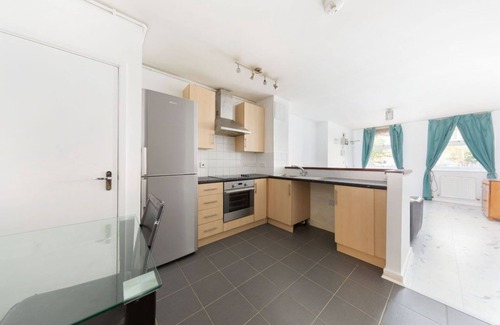 Lansbury Apartment | Lovely 2-bedroom apartment with a private garden