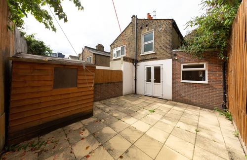Lansbury Apartment | Lovely 2-bedroom apartment with a private garden