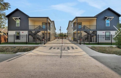 Southeast Houston Apartment | Lovely 2-bedroom apartment in Central Houston with AC, WiFi 5 min from downtown
