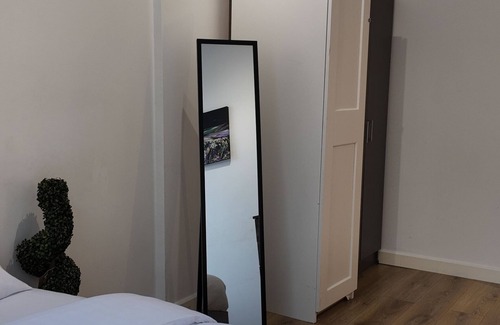 Somers Town Apartment | Lovely 2-bedroom apartment with AC in vibrant LondonHW1A