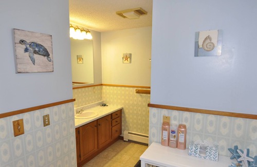 Holden Apartment | Lovely 2 bedroom apartment on Route 1A in Holden