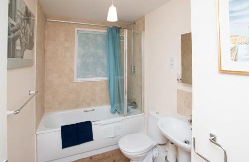 Ballater Apartment | Lovely 2 bedroom apt in Ballater on the River Dee