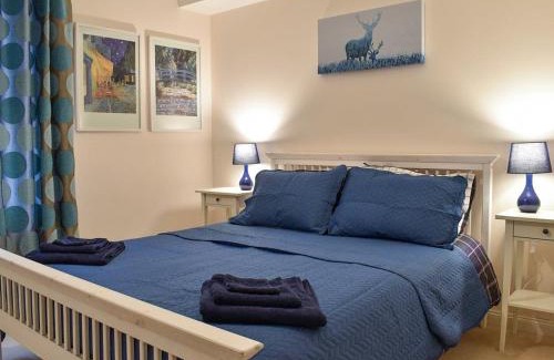 Ballater Apartment | Lovely 2 bedroom apt in Ballater on the River Dee