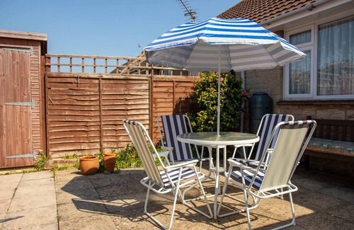 Bembridge House | Lovely 2 Bedroom Bungalow Close To Beach, Village And Shops. Good Prices Too.
