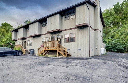 Kingsport House | Lovely 2 Bedroom Condo Near Downtown & Golf