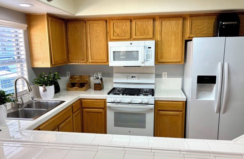 Las Vegas Condo | Lovely 2-bedroom condo with AC, fitness room in vibrant Las Vegas