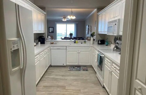 Biggar Condo | Lovely 2 bedroom+den, 2 bath condo in gated community