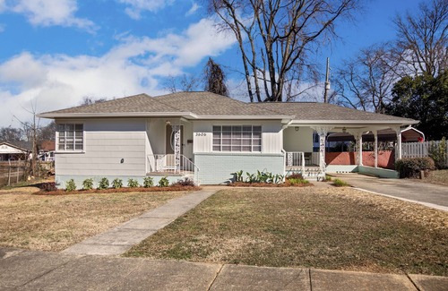 Norwood House | Lovely 2-bedroom mid-century house with AC in Birmingham