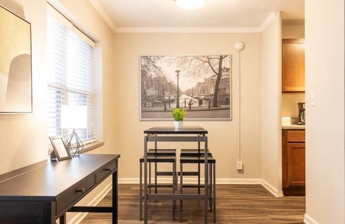 Country Club Plaza Area Apartment | Lovely 2 Bedroom on the Plaza