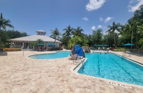 Naples Apartment | Lovely 2-Bedroom plus Den Condo in Greenlinks Resort