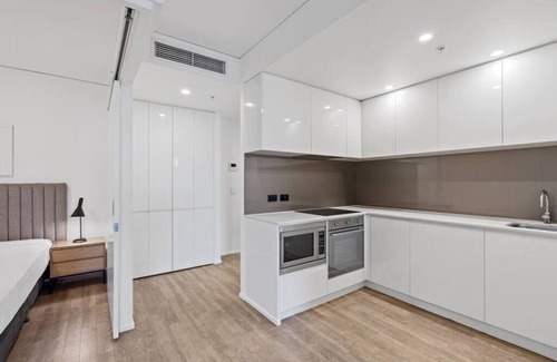 Bowen Hills Apartment | Lovely 2- Bedroom Rental Unit with Free Parking!
