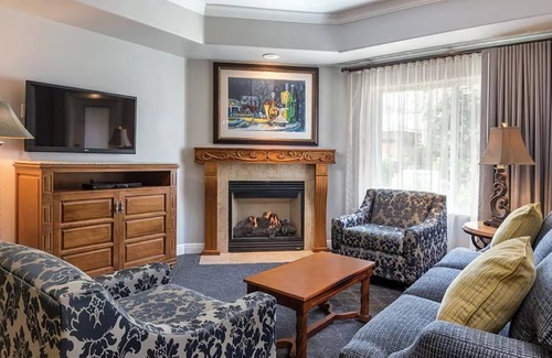 Napa Resort | Lovely 2-bedroom resort in Napa with WiFi, AC, fitness room and wine.