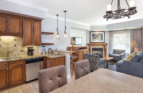 Napa Resort | Lovely 2-bedroom resort in Napa with WiFi, AC, fitness room and wine.