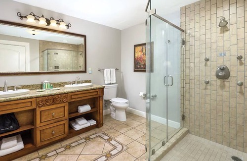 Napa Resort | Lovely 2-bedroom resort in Napa with WiFi, AC, fitness room and wine.
