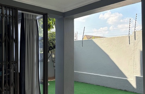 Greater Johannesburg Metropolitan Area House | Lovely 2-bedroom townhome with WiFi and Backup Power