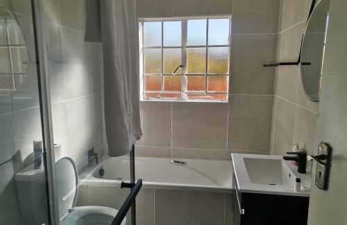 The Reeds Apartment | Lovely 2 Bedroom Townhouse with private garden