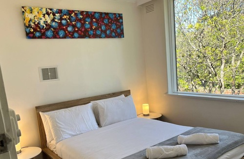 Toorak Apartment | Lovely 2 Bedroom Unit with HotTub,FreeWiFi Netflix
