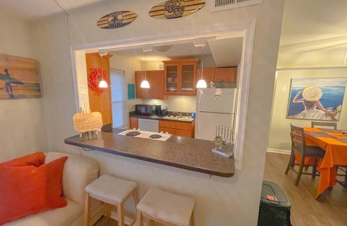 Northeast Virginia Beach Condo | Lovely 2 bedroom condo walking distance to Beach Condominium - Entire home