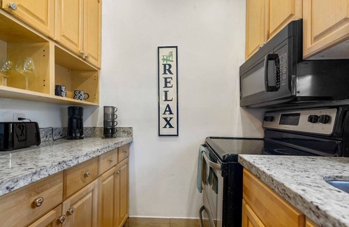 Poinsettia Heights Condo | Lovely 2 BR Condo w/Private yard - 7 Min from the Beach