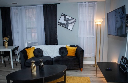 DeBaliviere Place Apartment | Lovely 2 BR Free Parking W/D