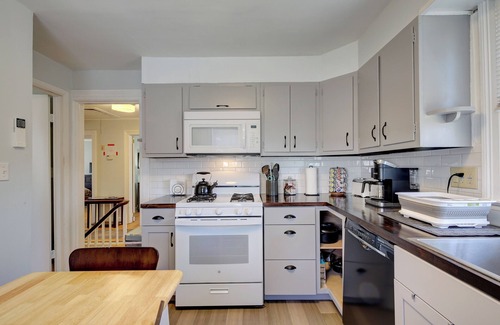 Kingston Stockade District House | Lovely 2 queen size bedroom apt one block from Rough Draft and Uptown Kingston
