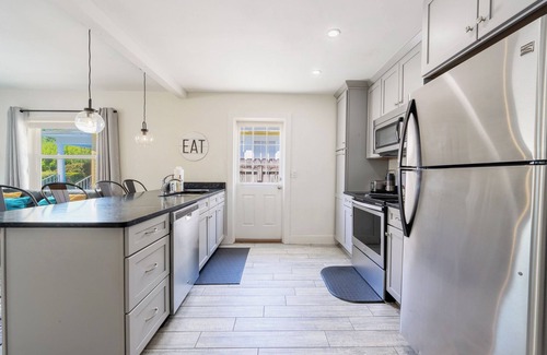 Riverside Apartment | Lovely 2BR in Heart of Riverside/Avondale