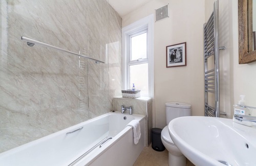 Norbiton Apartment | Lovely 3 BDR apartment w/free parking and garden