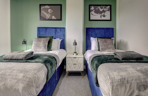 Hull Apartment | Lovely 3 Bed house in Central Hull - Sleeps 7