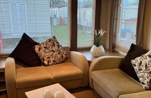 Clacton-on-Sea House | Lovely 3 bed caravan near the beach, ideal for families!