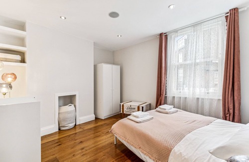 Shaftesbury House | Lovely 3 bed family house in Battersea