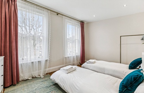 Shaftesbury House | Lovely 3 bed family house in Battersea