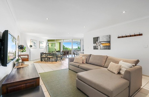 Greenslopes Apartment | Lovely 3-Bed with Alfresco Dining by Amenities