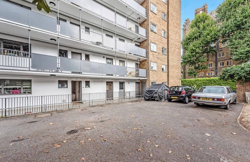 Holland Park Apartment | Lovely 3 Bedroom Apartment in Holland Park!