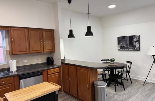 Bronzeville Apartment | Lovely 3-bedroom apartment in Bronzeville