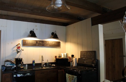 Abbot Cottage | Lovely 3-bedroom cottage on Piper Pond with AC in Abbot