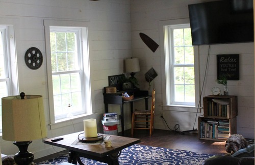 Abbot Cottage | Lovely 3-bedroom cottage on Piper Pond with AC in Abbot