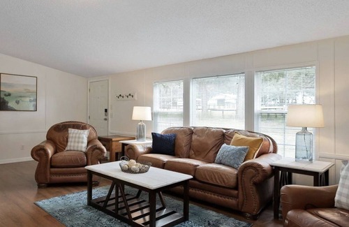 Fellowship Other | Lovely 3-bedroom farmhouse just 0.5 miles from WEC in tranquil Ocala location