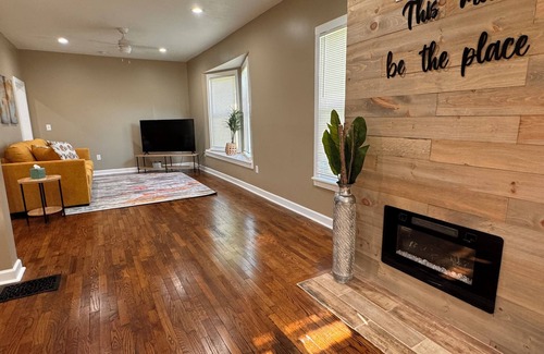 18th and Vine District House | Lovely 3-bedroom house in downtown Kansas City with WiFi, AC and so much more