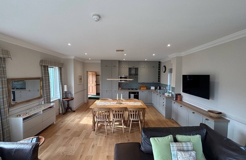 Aberfeldy House | Lovely 3 Bedroom House, peaceful surrounds in Highland Perthshire- Pet Friendly!