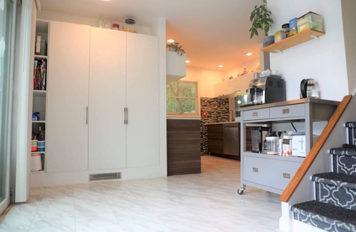 Riverhead House | Lovely 3-bedroom house with Wooden Fireplace, Pool and Private Backyard.