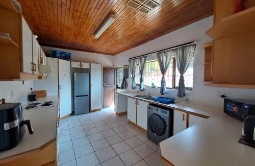 Leisure Crest House | Lovely 3 Bedroom house near the beach.