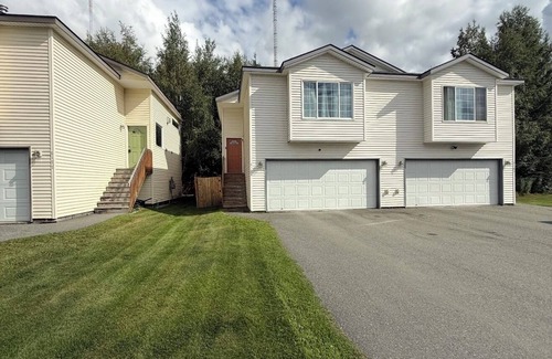 Abbott Loop House | Lovely 3-bedroom townhome in Anchorage