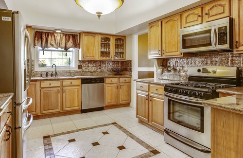 Read Boulevard East House | Lovely 3 BR home only 15mins from downtown NOLA/Permit #21-RSTR-19923 by RedAwning