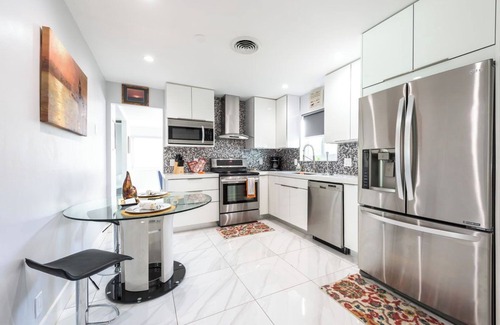 Hollywood Hills House | LOVELY 4/2 VILLA WITH LARGE PRIVATE POOL
