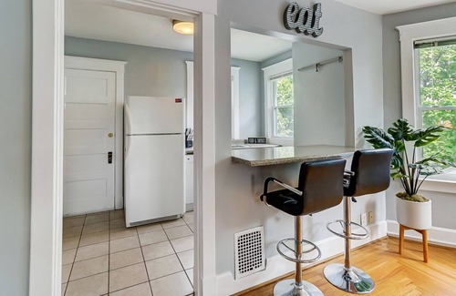 Oakley Apartment | Lovely 4 bed/2 bath apartment in heart of Oakley