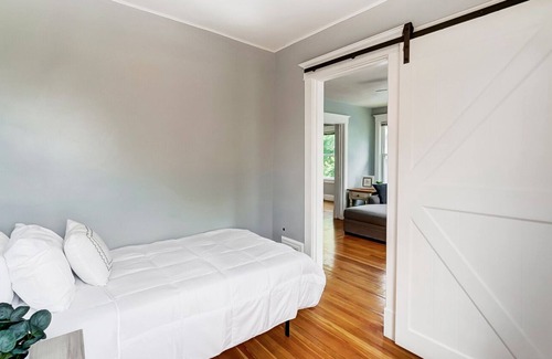 Oakley Apartment | Lovely 4 bed/2 bath apartment in heart of Oakley