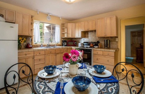 Santa Fe House | Lovely 4 Bedroom Adobe Minutes to Plaza & Dog-Friendly